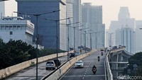 Banyak pemotor yang bandel melewati jalan layang tersebut.