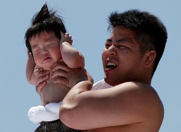 Para pesumo akan menggunakan beragam cara untuk membuat bayi menangis. Tidak dengan kekerasan fisik kok! (Reuters) Para pesumo akan menggunakan beragam cara untuk membuat bayi menangis. Tidak dengan kekerasan fisik kok! (Reuters)