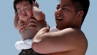 Para pesumo akan menggunakan beragam cara untuk membuat bayi menangis. Tidak dengan kekerasan fisik kok! (Reuters)