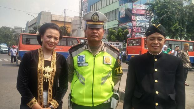 Gaya polisi berpakaian adat menindak pengendara lalin di Operasi Patuh Jaya
