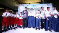 Direktur Utama BNI Achmad Baiquni bersama Direktur Bisnis Kecil dan Jaringan BNI Catur Budi Harto memberikan buku tabungan Taplus Anak kepada pelajar dari Sekolah Dasar Negeri (SDN) 07 Slipi Palmerah dan Sekolah Menengah Pertama Negeri (SMPN) 40 Jakarta Pusat pada acara Field Trip Outlet BNI dalam rangka Hari Pendidikan Nasional. Istimewa/BNI.