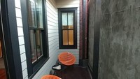 Memang benar ada teras privat yang tersedia, tapi apa gunanya juga kalau yang dilihat justru tembok bangunan sebelah? Istimewa/Jagokoz.