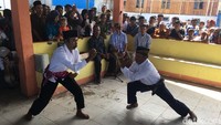 Kepadatan Pulau Bungin justru menjadi daya tarik pariwisata. Turis lokal dan mancanegara mulai mengalir bisa melihat tarian magis, atraksi pencak silat dan makan seafood di restoran apung (Aji Surya/detikTravel)
