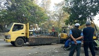 Foto: Ini sedang ditutup pakai pelat baja biar nggak ganggu yang di jalan sebelahnya kata salah satu pekerja, Rahmat, di lokasi kejadian, Jalan Jembatan Tiga, Pluit, Jakarta Utara.Fotografer: Muhammad Fida Ul Haq