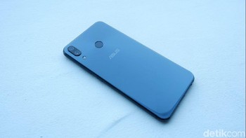 Ada dua kamera ganda disematkan dibagian belakangnya, ukurannya 12 MP dan 8 MP. Kamera depannya berukuran 8 MP. (Foto: detikINET/Adi Fida Rahman)