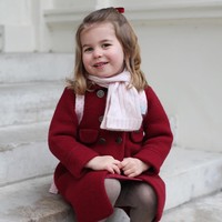 Putri Charlotte berpose di hari pertama sekolah. Ia dipotret oleh sang ibu. (Getty Images)