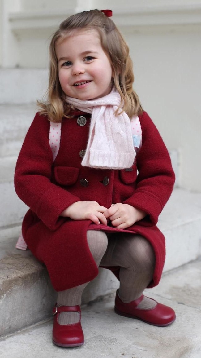 Putri Charlotte berpose di hari pertama sekolah. Ia dipotret oleh sang ibu. (Getty Images)