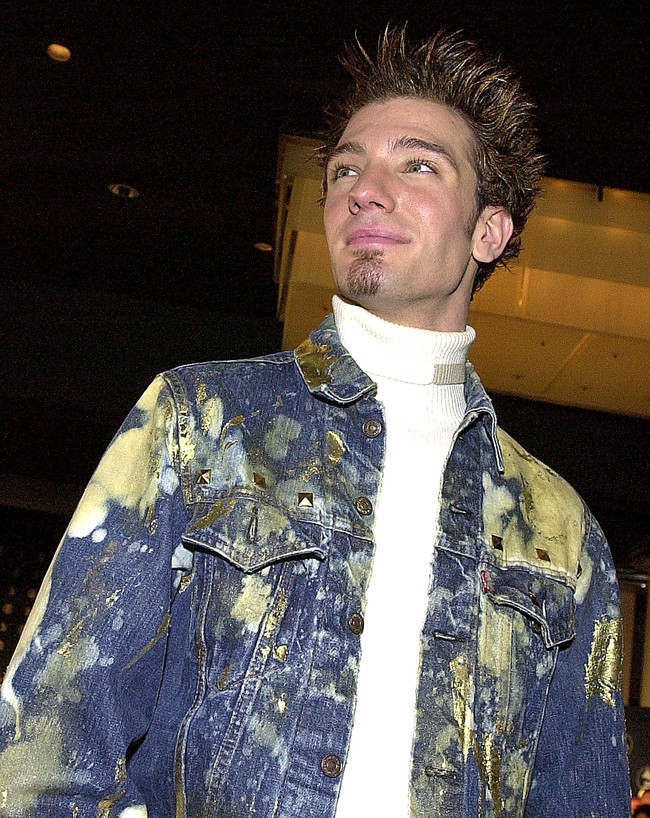 Rambut spike gini sangat tren dulu. Ditambah lagi jaket denim acid wash yang diberi cat emas. Foto: Dok. Getty Images