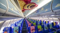 Desain Toy Story yang terbilang mewah itu akan dirasakan hingga interior pesawat. Gambar-gambar dengan ukuran besar dari karakter cowgirl Jessie dan Lotso beruang akan menghiasi langit-langit, sarung jok, wadah bagasi dan hingga nampan kursinya (Shanghai Disney Resort/CNN Travel)