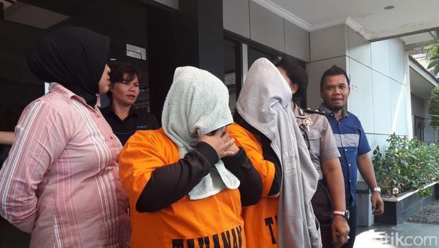 Dua pelaku ID (kanan) dan NY (kiri) ditangkap polisi