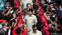 Pada Hari Buruh tahun 2014, Prabowo Subianto menghadiri peringatan May Day atau Hari Buruh yang diselenggarakan oleh Konfederasi Serikat Pekerja Indonesia di GBK. / Foto: Dokumentasi Detikcom
