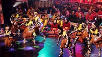 Tak hanya pegelaran musik, tarian asal Papua juga dipentaskan.