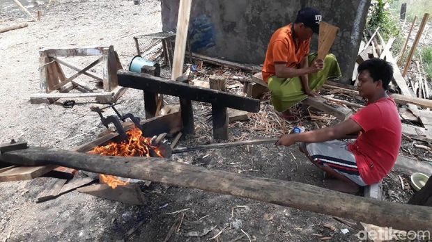 Pembuat Perahu Asal Pasuruan Ini Klaim Hasilkan 1.500 Perahu