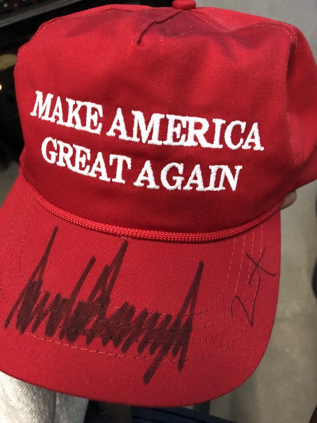 Belum lama ini, Kanye West menuai pro dan kontra setelah mengunggah foto di Twitter yang menampilkan topi bertulisan slogan Trump Make America Great Again berikut tanda tangannya. Banyak yang menyebut unggahan itu sebagai dukungan Kanye untuk Trump. Banyak yang mengapresiasi, tapi tak sedikit pula yang kecewa pada Kanye. People mengabarkan, banyak pihak yang memutus kerja sama dengan Kanye menyusul kicauan tersebut. Belum reda kontroversi topinya, Kanye jadi sorotan lagi karena mengatakan perbudakan imigran Afrika selama 400 tahun terjadi karena pilihan mereka. Duh! (Foto: Twitter/Kanye West)