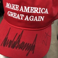 Belum lama ini, Kanye West menuai pro dan kontra setelah mengunggah foto di Twitter yang menampilkan topi bertulisan slogan Trump Make America Great Again berikut tanda tangannya. Banyak yang menyebut unggahan itu sebagai dukungan Kanye untuk Trump. Banyak yang mengapresiasi, tapi tak sedikit pula yang kecewa pada Kanye. People mengabarkan, banyak pihak yang memutus kerja sama dengan Kanye menyusul kicauan tersebut. Belum reda kontroversi topinya, Kanye jadi sorotan lagi karena mengatakan perbudakan imigran Afrika selama 400 tahun terjadi karena pilihan mereka. Duh! (Foto: Twitter/Kanye West)