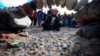 Ada yang bisa menyusun batu jadi seperti ini? (Andy Buchanan/AFP)