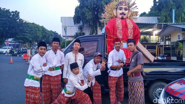Apresiasi Pengendara Tertib, Polisi Beri Miniatur Ondel-ondel
