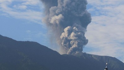 Foto: Abu Letusan Gunung Marapi Membubung 4 Km