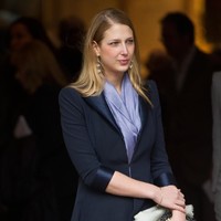 Lady Ella adalah lulusan antroplogi dari Universitas Oxford. Kini ia menjadi penulis lepas untuk majalah Hello dan Telegrap. Ia pun pernah magang di Vanity Fair.  Ketertarikannya dengan dunia jurnalis tersebut yang membuatnya bertemu hingga pacaran dengan Aatish.  Foto: Getty Images