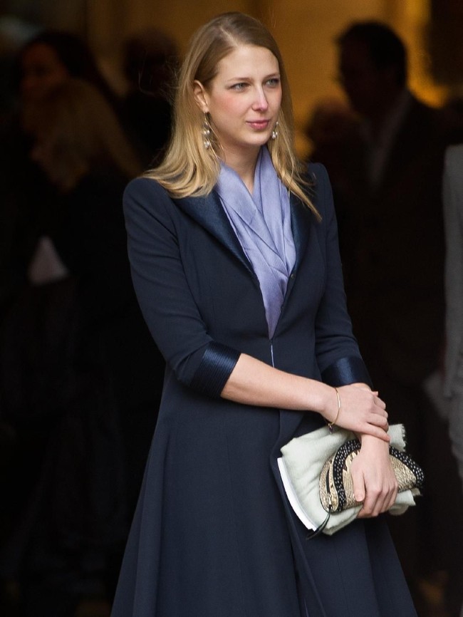 Lady Ella adalah lulusan antroplogi dari Universitas Oxford. Kini ia menjadi penulis lepas untuk majalah Hello dan Telegrap. Ia pun pernah magang di Vanity Fair.  Ketertarikannya dengan dunia jurnalis tersebut yang membuatnya bertemu hingga pacaran dengan Aatish.  Foto: Getty Images