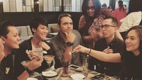 Ada Tara Basro, Lukman Sardi, dan Wulan Guritno di acara makan malam dan ngumpul bareng Ario yang memasang pose kerennya. Foto: Instagram @bayu_ario