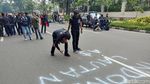 Foto: Jejak Aksi Vandalisme saat Peringatan May Day di Bandung