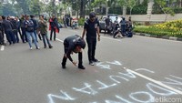 Beberapa di antara kelompok massa berpakaian hitam-hitam itu melakukan vandalisme. (Foto: Tri Ispranoto/detikcom).