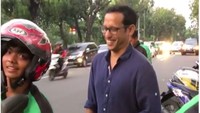 Tampak dalam video terlihat driver Go-Jek yang sedikit bingung namun mengaku mengenal Nadiem. Ia kemudian sempat menawarkan Nadiem untukmemakai masker namun Nadiem justru memakai helm saja. Foto: dok. Instagram