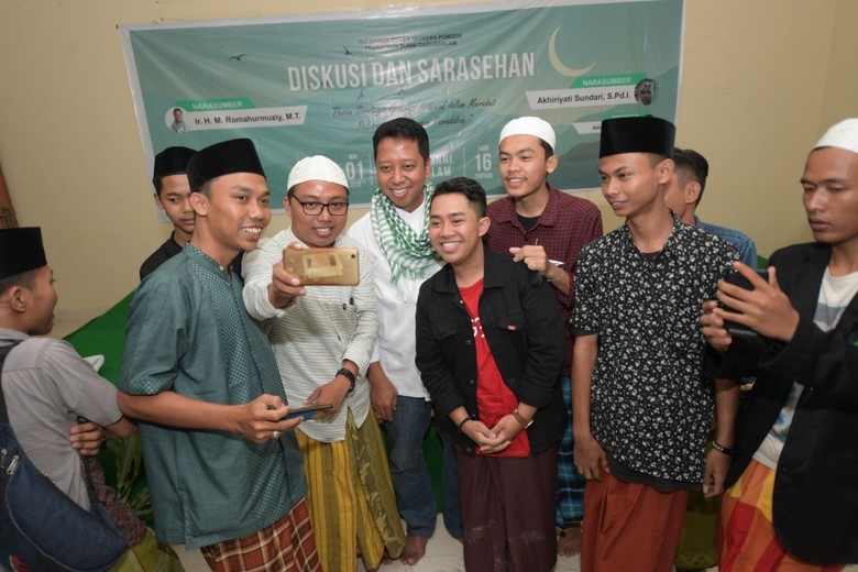 Ketum PPP Minta Santri Manfaatkan Teknologi & Belajar dari 