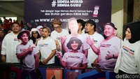 Mereka tampak kompak saat mengenakan baju yang sama. Foto: Ismail/detikHOT