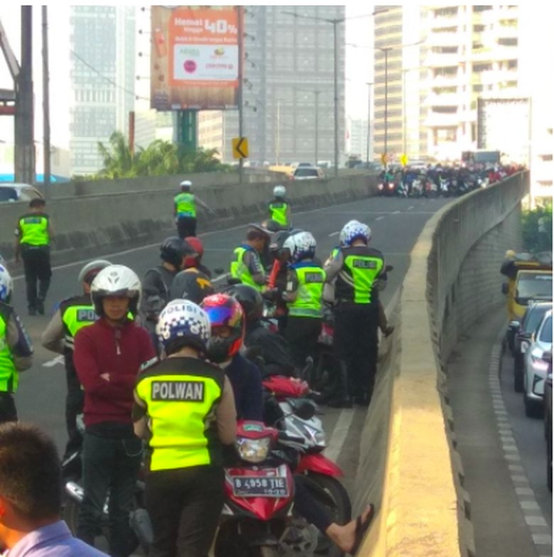 Mirip Pasukan Siap Perang, Pemotor Nakal Hindari Razia di JLNT Kasablanka Foto: dok. Twitter Mirip Pasukan Siap Perang, Pemotor Nakal Hindari Razia di JLNT Kasablanka Foto: dok. Twitter