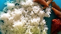 Ngapain naro foto makanan2 mewah di IG. Udah biasa. Ini dong, baru lejaaadddd! Setuju?, tulis Ernest. Wah setuju banget nih, makanan rumahan kayak gini memang enak banget.Foto: Instagram @ernestprakasa