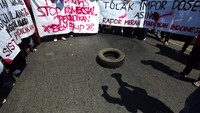 Selain itu, mereka juga meminta agar pemerintah segera menjamin wajib belajar 12 tahun.