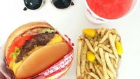Ini dia fast food favorit Atta Halilintar. Burger In n Out! Lengkap dengan french fries dan segelas softdrink. Foto: Instagram @attahalilintar