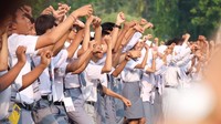 Para siswa dan siswi menyambut Jokowi  dengan sukacita di Istana Kepresidenan Bogor, Jawa Barat, Kamis (3/5/2018) pukul 07.55 WIB. Selamat pagi, Bapak, kata siswa dan siswi ini pada Jokowi. Fotografer: Andhika Prasetia/detikcom