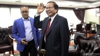 Zulkifli sempat melemparkan canda kepada Rizal. Ia menyebut Rizal cocok jadi calon presiden.