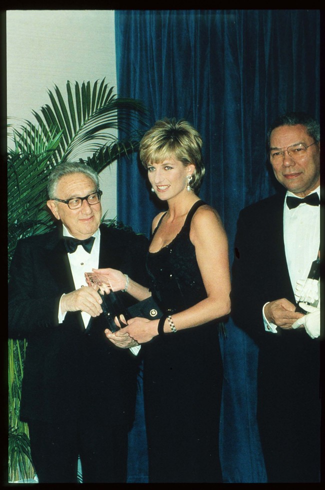 Lyst merunut pengaruh fashion kerajaan Inggris dari 100 tahun silam, mulai dari Ratu Alexandra hingga Queen Mother dan Putri Charlotte. Foto: Getty Images