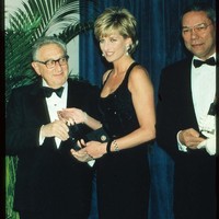 Lyst merunut pengaruh fashion kerajaan Inggris dari 100 tahun silam, mulai dari Ratu Alexandra hingga Queen Mother dan Putri Charlotte. Foto: Getty Images