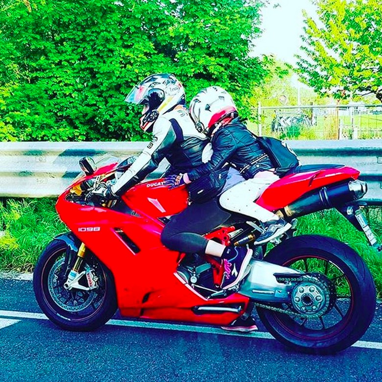 Milena Deidda mengendarai moge mengantar anaknya. Foto: Ducati Milena Deidda mengendarai moge mengantar anaknya. Foto: Ducati