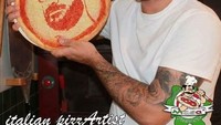 Selain membuat pizza bergambar tokoh ternama, Matteo juga pernah membuat potretnya sendiri. Hihihi, lucu yaa! Foto: Instagram masapizzart