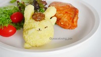 Nasi kepal berwarna berwarna kuning ini berbentuk Pom Pom Purin. Nasi kepal yang lucu ini makin enak dinikmati bersama dengan potongan daging ayam dan juga salad. Foto: Instagram peaceloving_pax