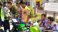 Pinjam Baju Kakak, Pelajar di Boyolali Ikut Konvoi Kelulusan. Hari ini adalah pengumuman kelulusan siswa SMA dan SMK. Konvoi sepeda motor dengan knalpot bersuara keras dan baju corat-coret masih mewarnai pesta kelulusan siswa di Boyolali. Uniknya, dari siswa yang terjaring polisi, ada satu siswa kelas I SMK yang ikut arak-arakan tersebut.Untuk mengantisipasi hal-hal tak diinginkan polisi melakukan operasi pada siswa yang ikut arak-arakan. Polisi pun menindak tegas siswa yang melanggar aturan lalu lintas. Foto: Ragil Ajiyanto/detikcom