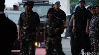 Selain baju loreng, Jokowi memakai baret warna hitam.