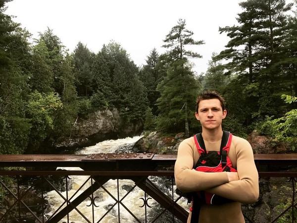 Tom Holland paling suka posting foto saat main ke hutan lho. Suka back to nature ya? (tomholland2013/Instagram) Tom Holland paling suka posting foto saat main ke hutan lho. Suka back to nature ya? (tomholland2013/Instagram)