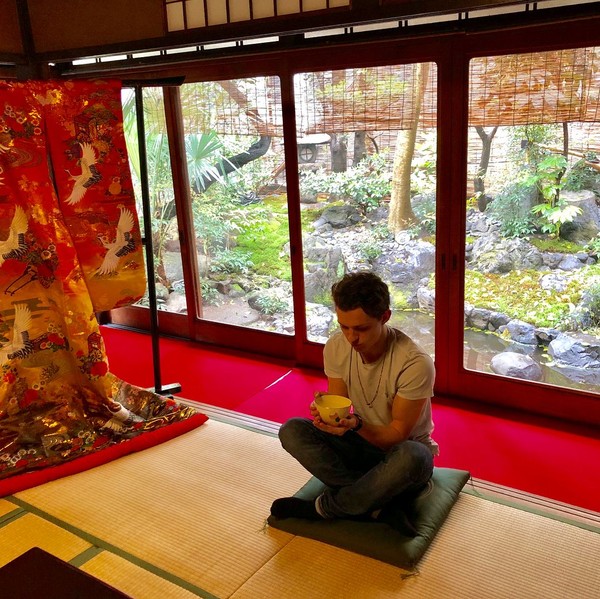 Saat promo film-filmnya ke berbagai negara, dia juga menyempatkan diri untuk berwisata. Saat di Kyoto, Jepang, aktor kelahiran tahun 1996 ini mencoba upacara minum teh (tomholland2013/Instagram)Â Saat promo film-filmnya ke berbagai negara, dia juga menyempatkan diri untuk berwisata. Saat di Kyoto, Jepang, aktor kelahiran tahun 1996 ini mencoba upacara minum teh (tomholland2013/Instagram)Â