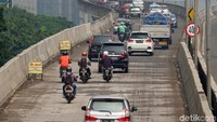 Apalagi kondisi jalan yang sedang dalam perbaikan, tentu saja hal itu dapat mengganggu dan membahayakan pengendara lainnya.