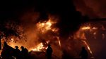 Kebakaran Mengerikan di Pusat Daur Ulang Ban