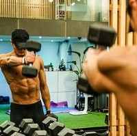 Sebagai pemenang Mister International 2018, Lee Seung Hwan berhak mendapatkan gaji selama satu tahun, tempat tinggal di apartemen selama menjalani tugasnya di Singapura, sokongan biaya hidup juga diorbitkan sebagai model. Foto: Instagram