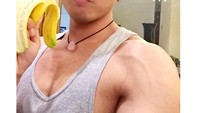 Kali ini tampilannya berbeda nih. Roy memamerkan badan kekarnya sambil makan buah pisang. Foto: instagram @roykiyoshi
