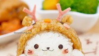 Seperti mengenakan topi. Nasi kepal berbentuk kucing ini terlihat sungguh menggemaskan. Dilengkapi juga dengan tanduk yang terbuat dari sosis goreng.  Foto: Instagram peaceloving_pax